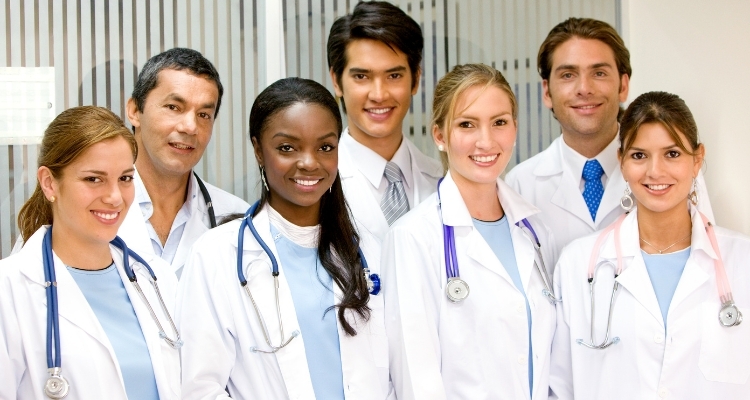 Quer entrar na área da medicina? Veja as especialidades com os melhores salários